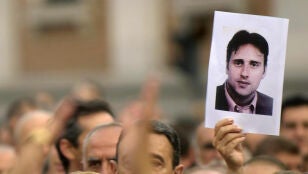 Imagen de archivo de una concentraci&oacute;n en la que uno de los participantes muestra una foto del concejal del PP Miguel &Aacute;ngel Blanco