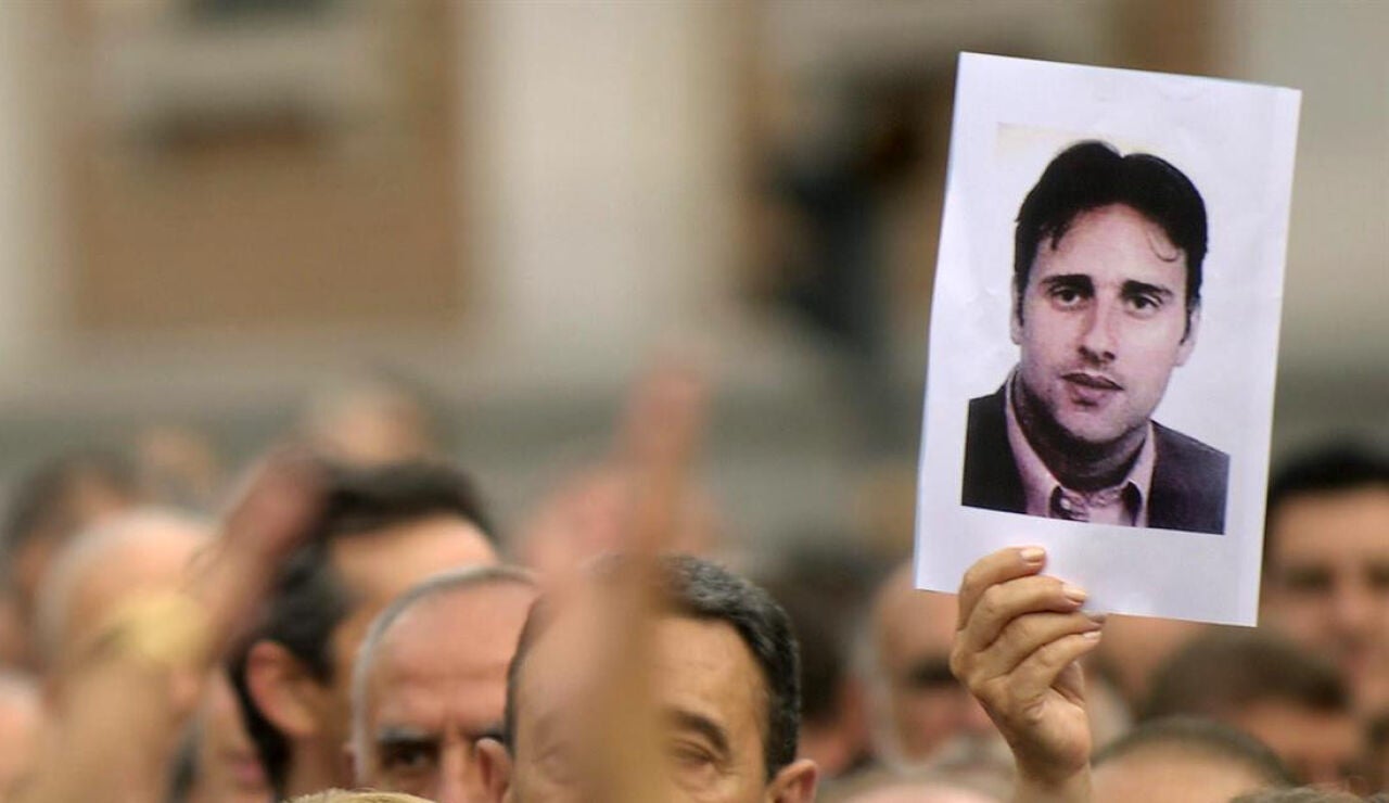 Imagen de archivo de una concentraci&oacute;n en la que uno de los participantes muestra una foto del concejal del PP Miguel &Aacute;ngel Blanco