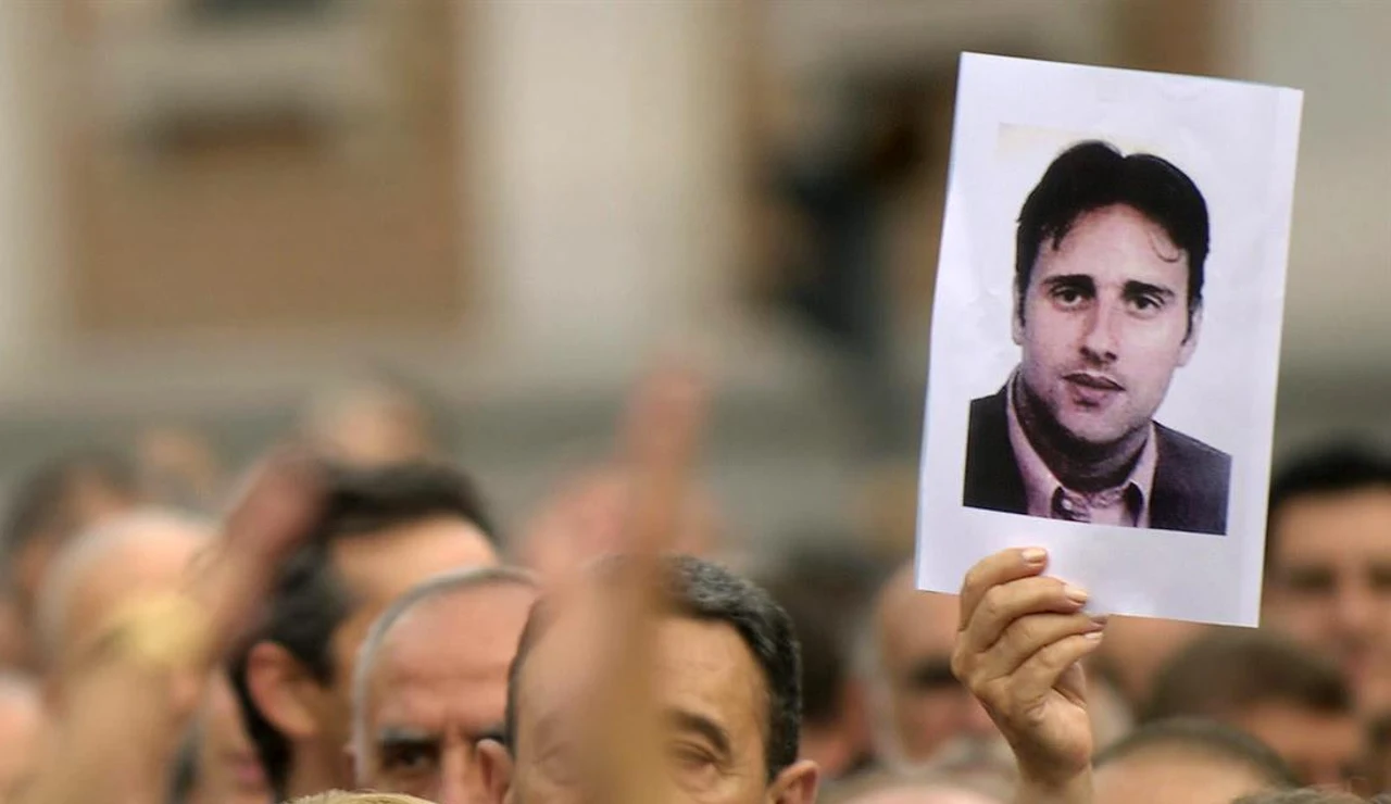 Imagen de archivo de una concentración en la que uno de los participantes muestra una foto del concejal del PP Miguel Ángel Blanco