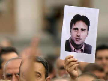 Imagen de archivo de una concentración en la que uno de los participantes muestra una foto del concejal del PP Miguel Ángel Blanco