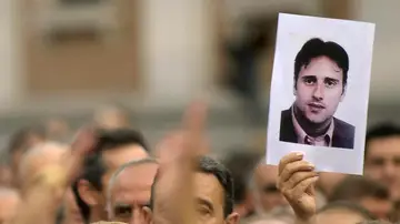 Imagen de archivo de una concentración en la que uno de los participantes muestra una foto del concejal del PP Miguel Ángel Blanco Imagen de archivo de una concentración en la que uno de los participantes muestra una foto del concejal del PP Miguel Ángel Blanco