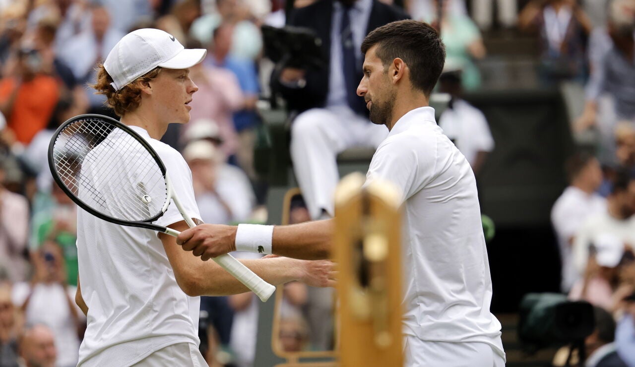 Djokovic salud a Sinner tras meterse en semifinales