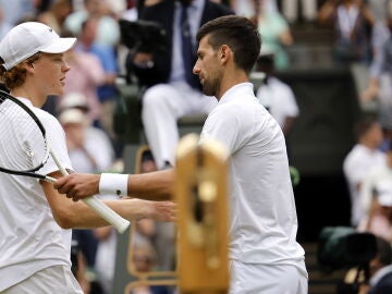 Djokovic salud a Sinner tras meterse en semifinales