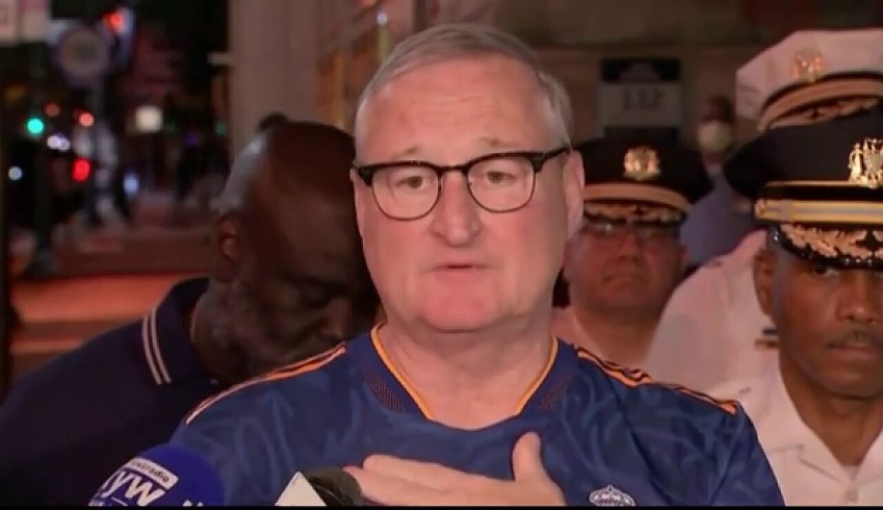El alcalde de Philadelphia sorprende a la prensa compareciendo por los tiroteos de 4 de julio con una camiseta del Real Madrid