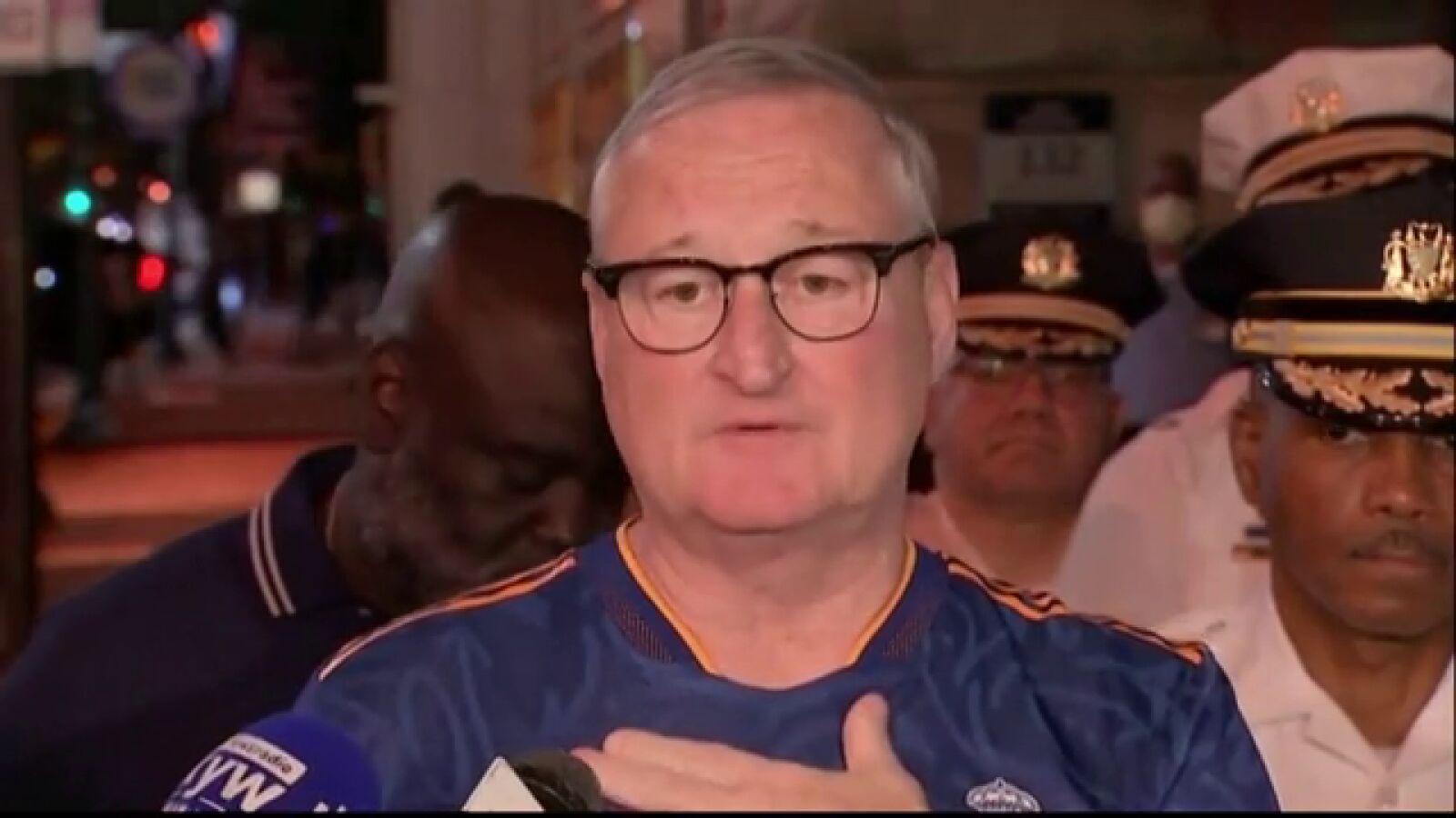 El alcalde de Philadelphia sorprende a la prensa compareciendo por los tiroteos de 4 de julio con una camiseta del Real Madrid