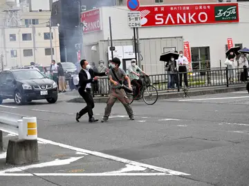 Tetsuya Yamagami, en el momento de asesinar a Shinzo Abe Tetsuya Yamagami, en el momento de asesinar a Shinzo Abe