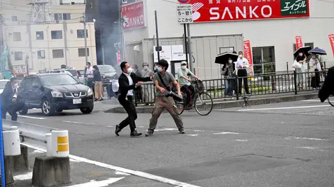 Tetsuya Yamagami, en el momento de asesinar a Shinzo Abe Tetsuya Yamagami, en el momento de asesinar a Shinzo Abe
