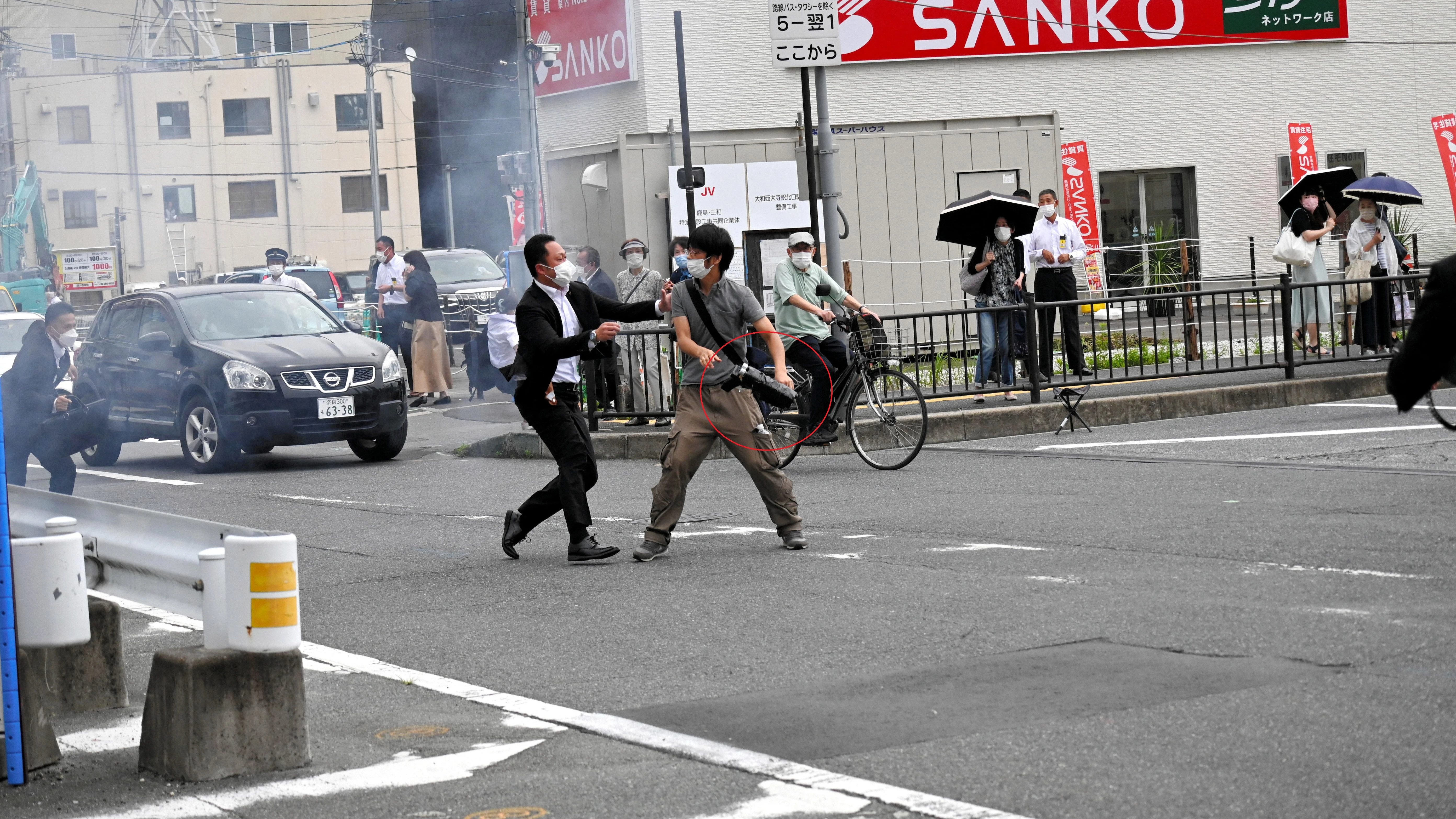 Tetsuya Yamagami, en el momento de asesinar a Shinzo Abe Tetsuya Yamagami, en el momento de asesinar a Shinzo Abe