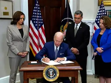 Joe Biden firma una orden para garantizar el derecho al aborto