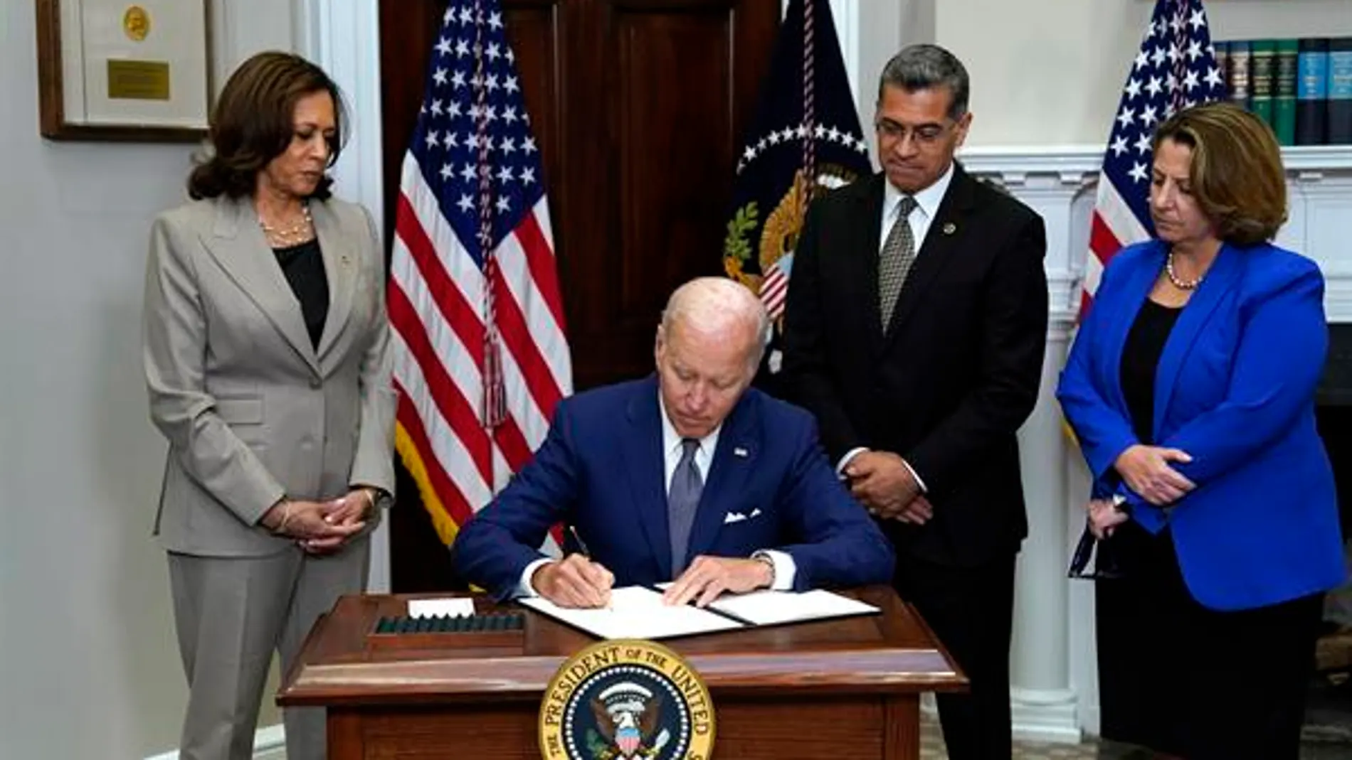 Joe Biden firma una orden para garantizar el derecho al aborto