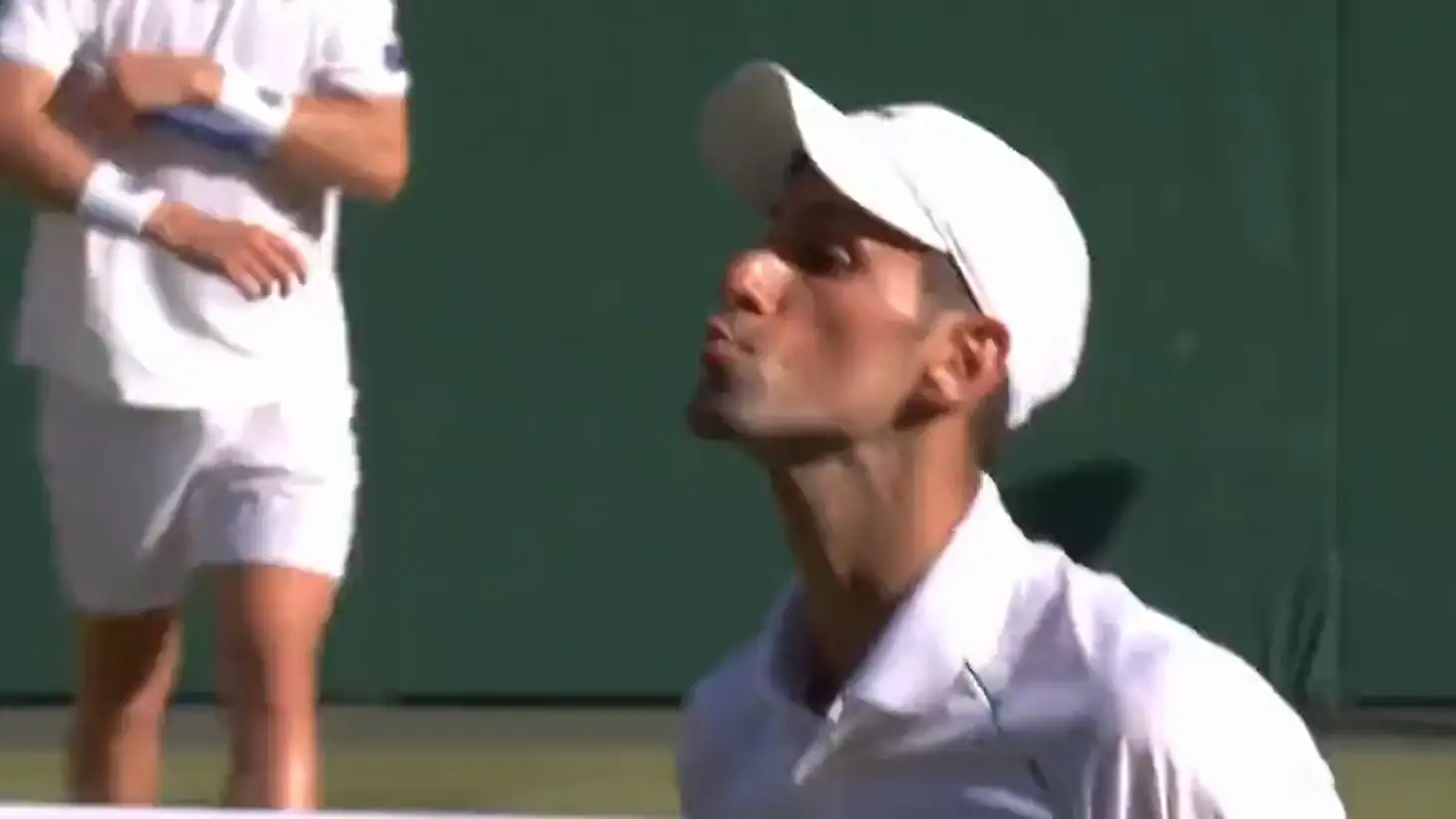El polémico gesto de Djokovic contra la afición británica tras meterse en la final de Wimbledon El polémico gesto de Djokovic contra la afición británica tras meterse en la final de Wimbledon
