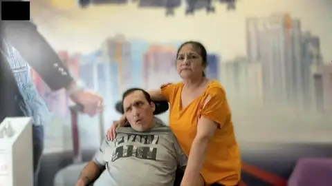 La madre y su hijo, denunciando la situación en la que se encuentran Paliza