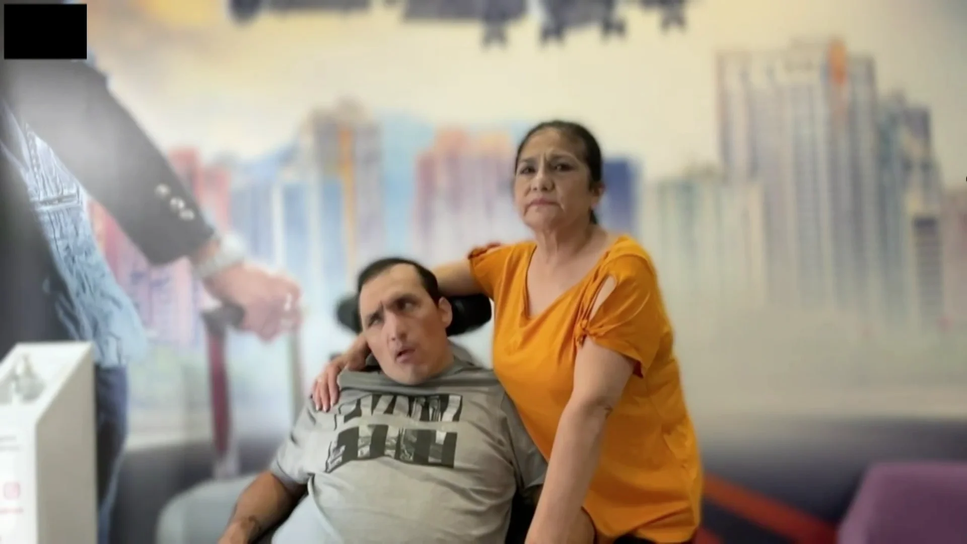 La madre y su hijo, denunciando la situación en la que se encuentran Paliza