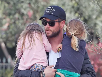Chris Hemsworth con dos de sus hijos Chris Hemsworth con dos de sus hijos