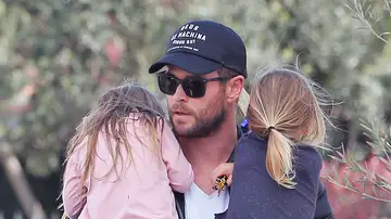 Chris Hemsworth con dos de sus hijos
