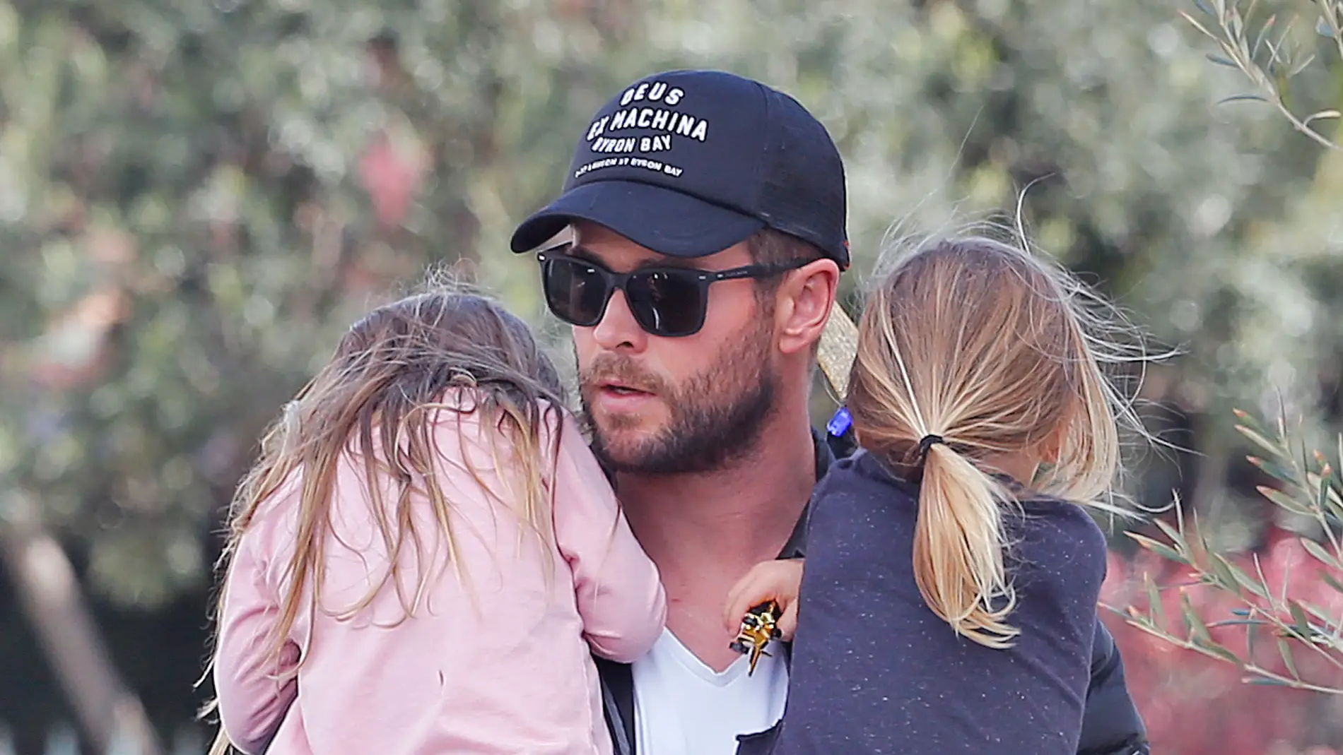 Chris Hemsworth con dos de sus hijos