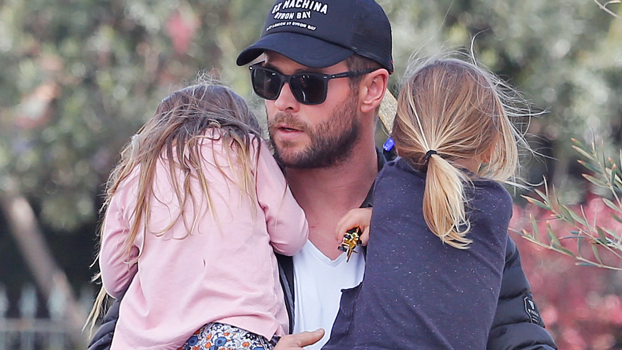 Chris Hemsworth con dos de sus hijos Chris Hemsworth con dos de sus hijos