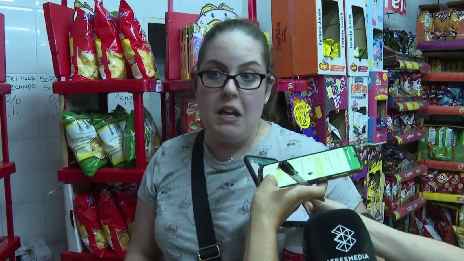 Un hombre se atrinchera en una panadería de Sevilla con un arma creando el pánico entre los vecinos