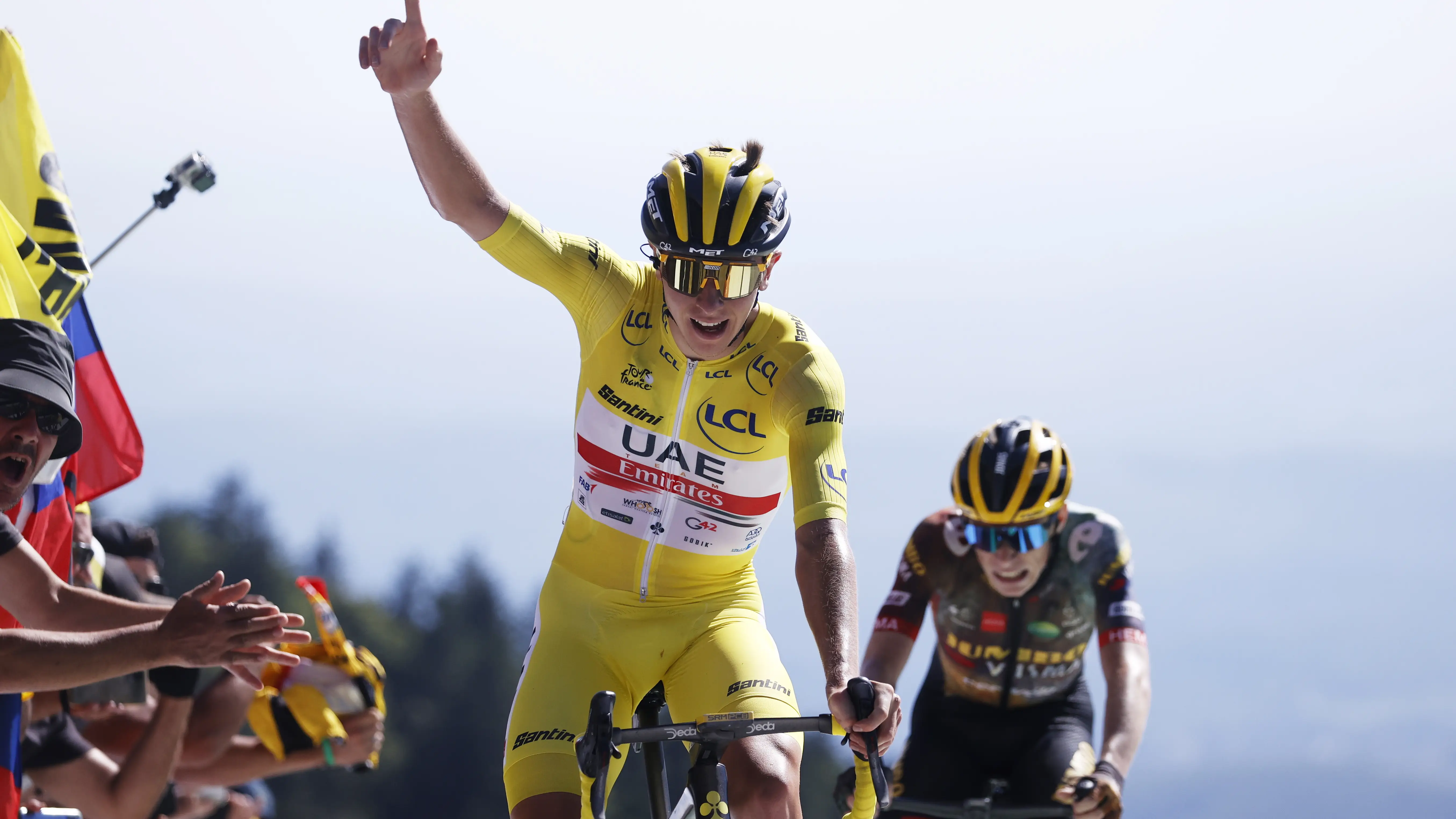 Tadej Pogacar celebra su victoria ante Jonas Vingegaard