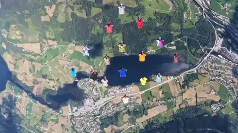 Un increíble récord en el aire: así vuelan 16 hombres y mujeres 'pájaro' por los fiordos noruegos Un increíble récord en el aire: así vuelan 16 hombres y mujeres 'pájaro' por los fiordos noruegos