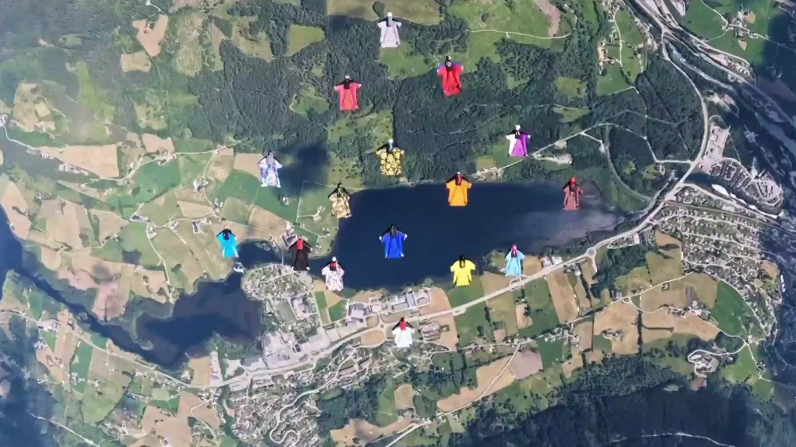 Un incre&iacute;ble r&eacute;cord en el aire: as&iacute; vuelan 16 hombres y mujeres 'p&aacute;jaro' por los fiordos noruegos