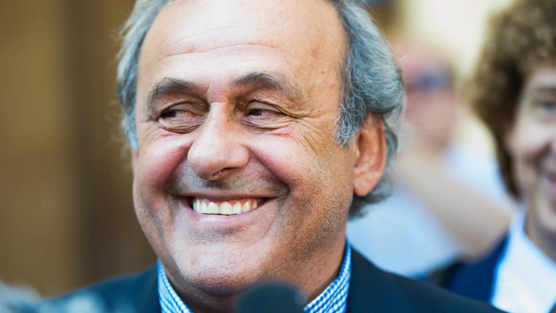 Michel Platini, expresidente de la UEFA, sonriente a la salida del tribunal