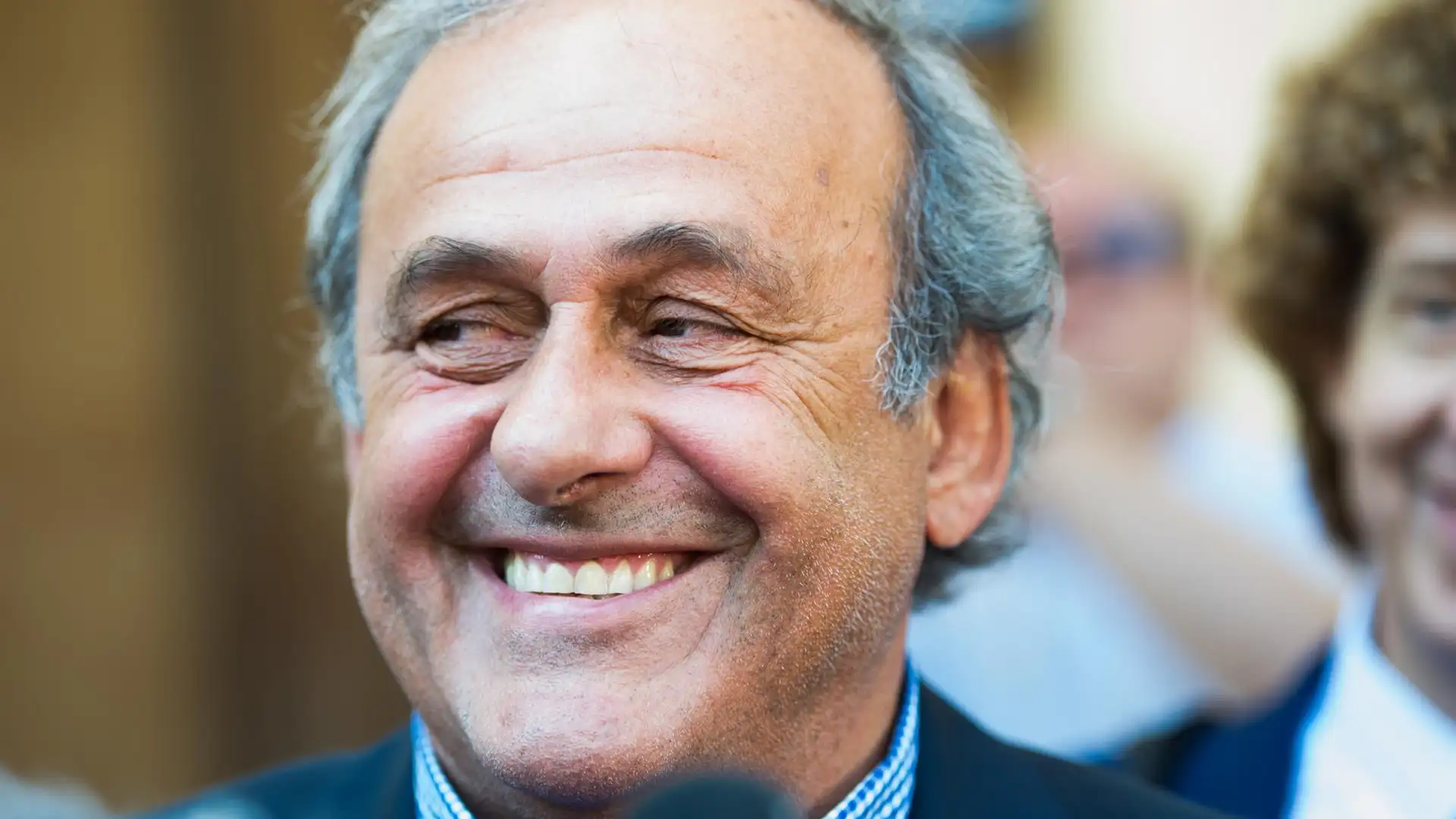 Michel Platini, expresidente de la UEFA, sonriente a la salida del tribunal Michel Platini, expresidente de la UEFA, sonriente a la salida del tribunal