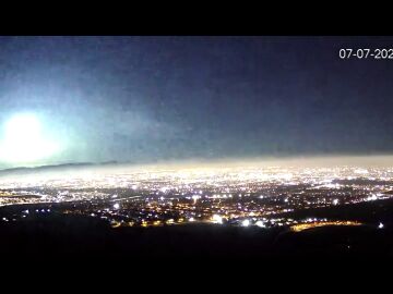 Las impresionantes imágenes del meteoro que iluminó la noche en Chile