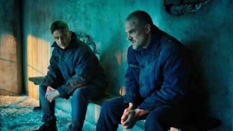 Tom Wlaschiha y David Harbour en 'Stranger Things 4'