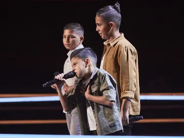¡Flamencos de raíz! Enrique, David y Christian llenan de arte ‘La Voz Kids’ cantando ‘Angelitos negros’ ¡Flamencos de raíz! Enrique, David y Christian llenan de arte ‘La Voz Kids’ cantando ‘Angelitos negros’