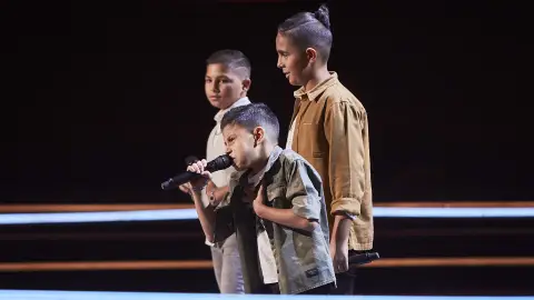 ¡Flamencos de raíz! Enrique, David y Christian llenan de arte ‘La Voz Kids’ cantando ‘Angelitos negros’ ¡Flamencos de raíz! Enrique, David y Christian llenan de arte ‘La Voz Kids’ cantando ‘Angelitos negros’