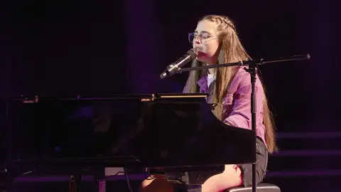 Aroa Salaño asombra a todos con su versión a piano de ‘Stone Cold’ en los Asaltos  Aroa Salaño asombra a todos con su versión a piano de ‘Stone Cold’ en los Asaltos