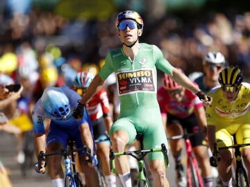 Van Aert remonta al sprint y gana su segunda etapa en el Tour, Pogacar sigue líder