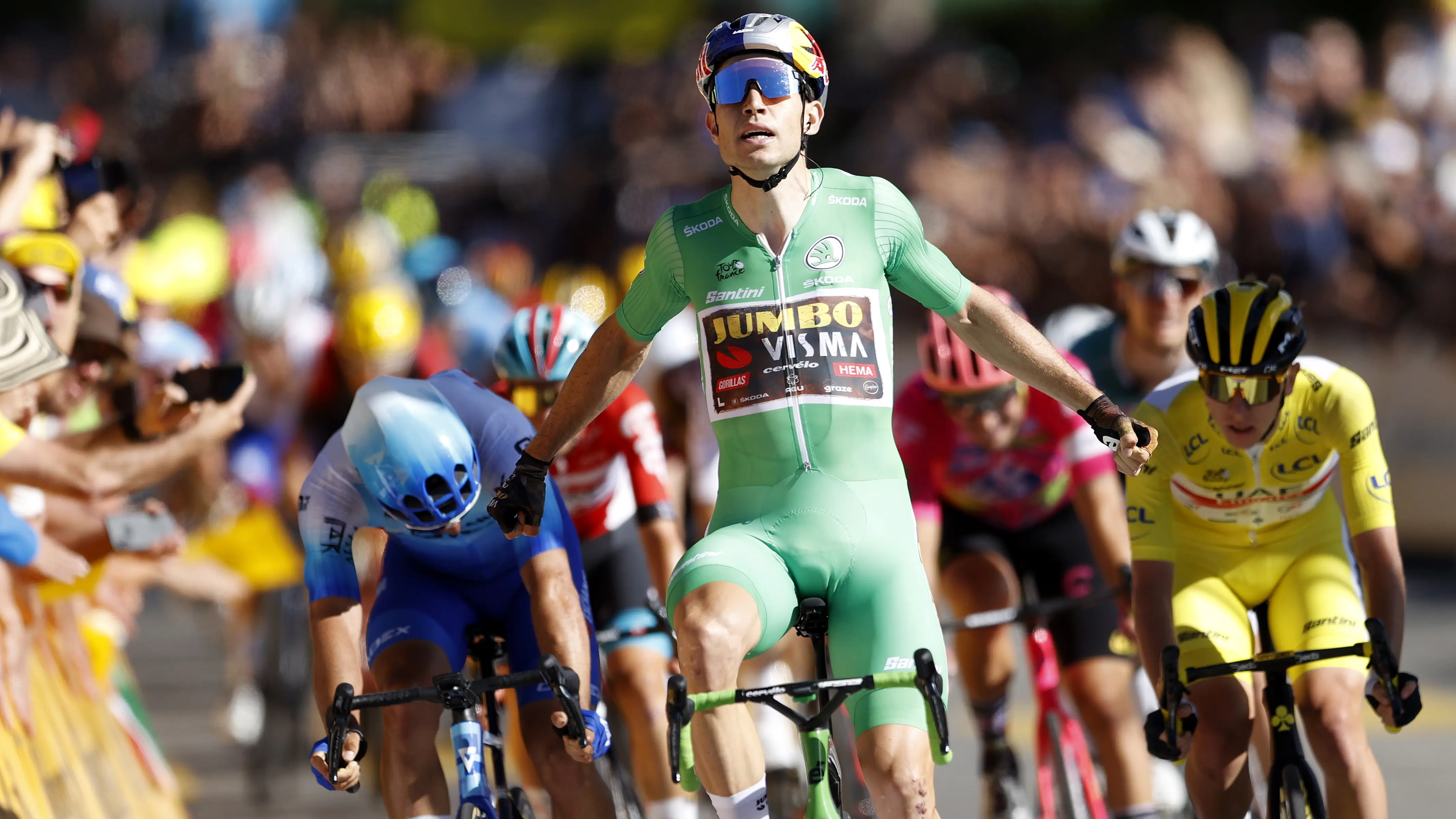 Van Aert remonta al sprint y gana su segunda etapa en el Tour, Pogacar sigue líder Van Aert remonta al sprint y gana su segunda etapa en el Tour, Pogacar sigue líder