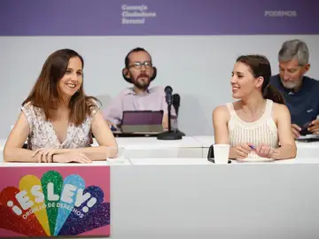 La ministra de Igualdad, Irene Montero, junto a la secretaria general de Podemos, Ione Belarra