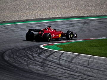 Leclerc vuelve a sonreír en Austria, a Sainz le condena el motor y Alonso remonta hasta el 10º