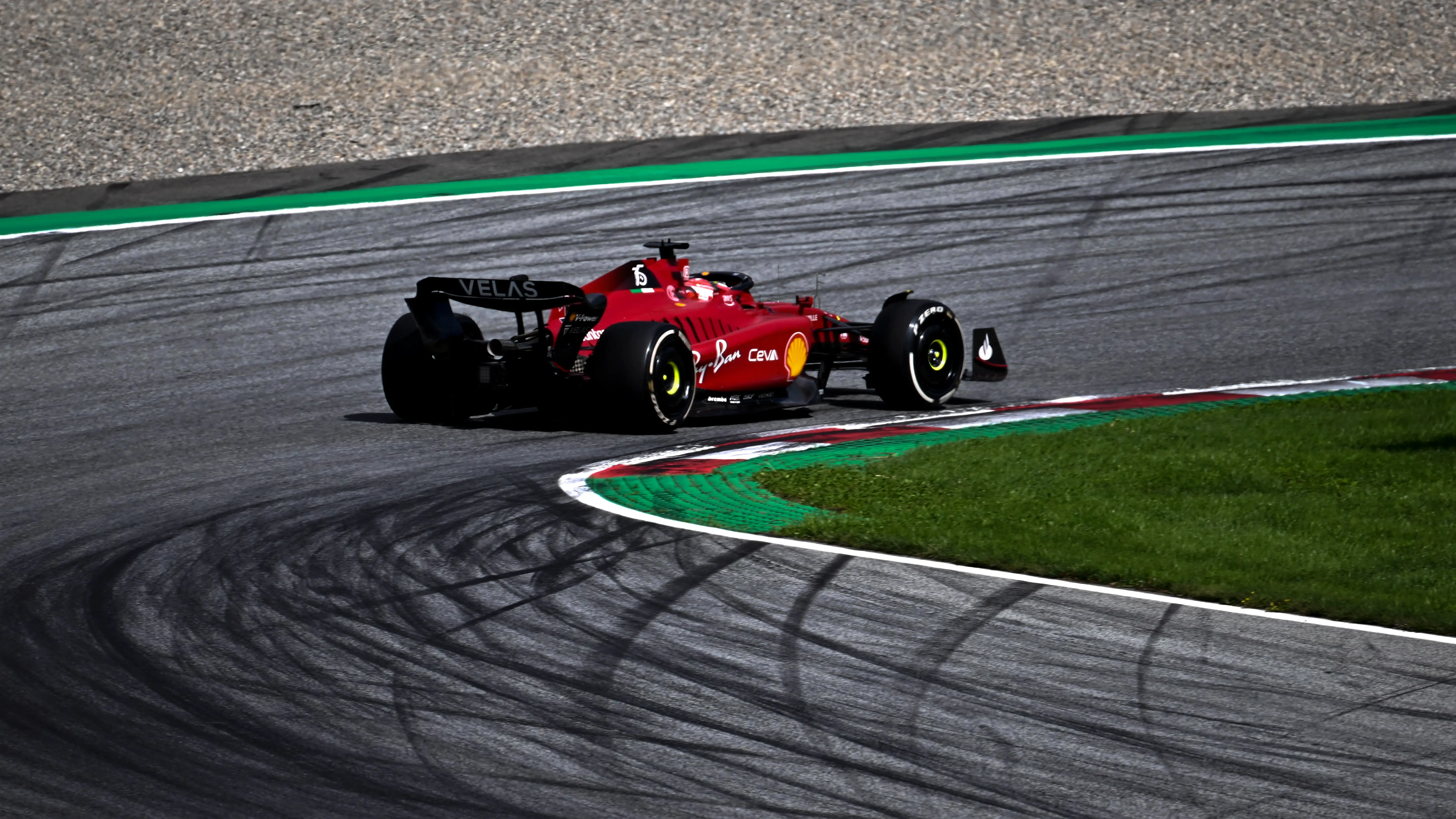 Leclerc vuelve a sonreír en Austria, a Sainz le condena el motor y Alonso remonta hasta el 10º Leclerc vuelve a sonreír en Austria, a Sainz le condena el motor y Alonso remonta hasta el 10º