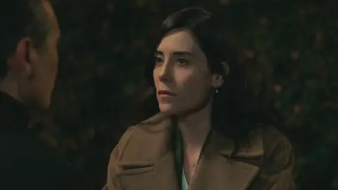 Asya amenaza a Volkan con enviar los vídeos a la policía si no arregla la relación entre Aras y Ali Asya amenaza a Volkan con enviar los vídeos a la policía si no arregla la relación entre Aras y Ali