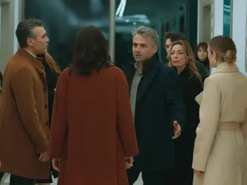 El padre de Ipek se encara a Asya y Volkan: “El macarra de vuestro hijo casi mata a mi hija” El padre de Ipek se encara a Asya y Volkan: “El macarra de vuestro hijo casi mata a mi hija”