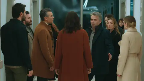 El padre de Ipek se encara a Asya y Volkan: “El macarra de vuestro hijo casi mata a mi hija” El padre de Ipek se encara a Asya y Volkan: “El macarra de vuestro hijo casi mata a mi hija”