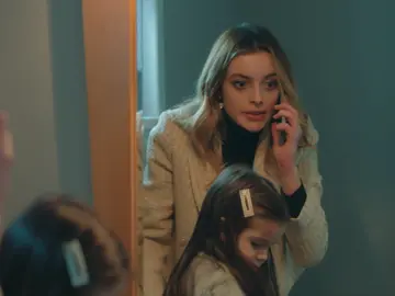 Derin se vuelve loca al descubrir que Volkan vivirá durante un tiempo en casa de Asya para cuidar de Ali Derin se vuelve loca al descubrir que Volkan vivirá durante un tiempo en casa de Asya para cuidar de Ali