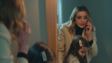 Derin se vuelve loca al descubrir que Volkan vivirá durante un tiempo en casa de Asya para cuidar de Ali 