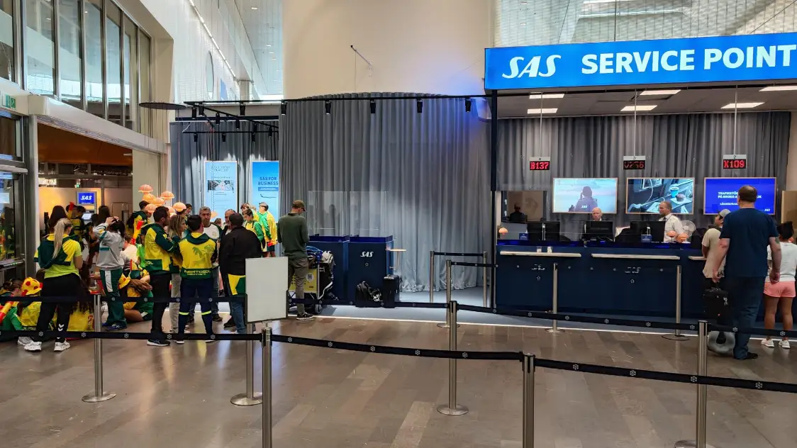Casi 60 ni&ntilde;os de 5 equipos de balonmano se quedan varados en Estocolmo al perder el vuelo por una huelga