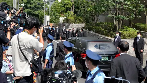 Japón vela a Shinzo Abe mientras se investigan los motivos de su asesinato con un arma casera Un coche fúnebre que transporta el cuerpo del asesinado ex primer ministro japonés Shinzo Abe llega a su residencia en Tokio