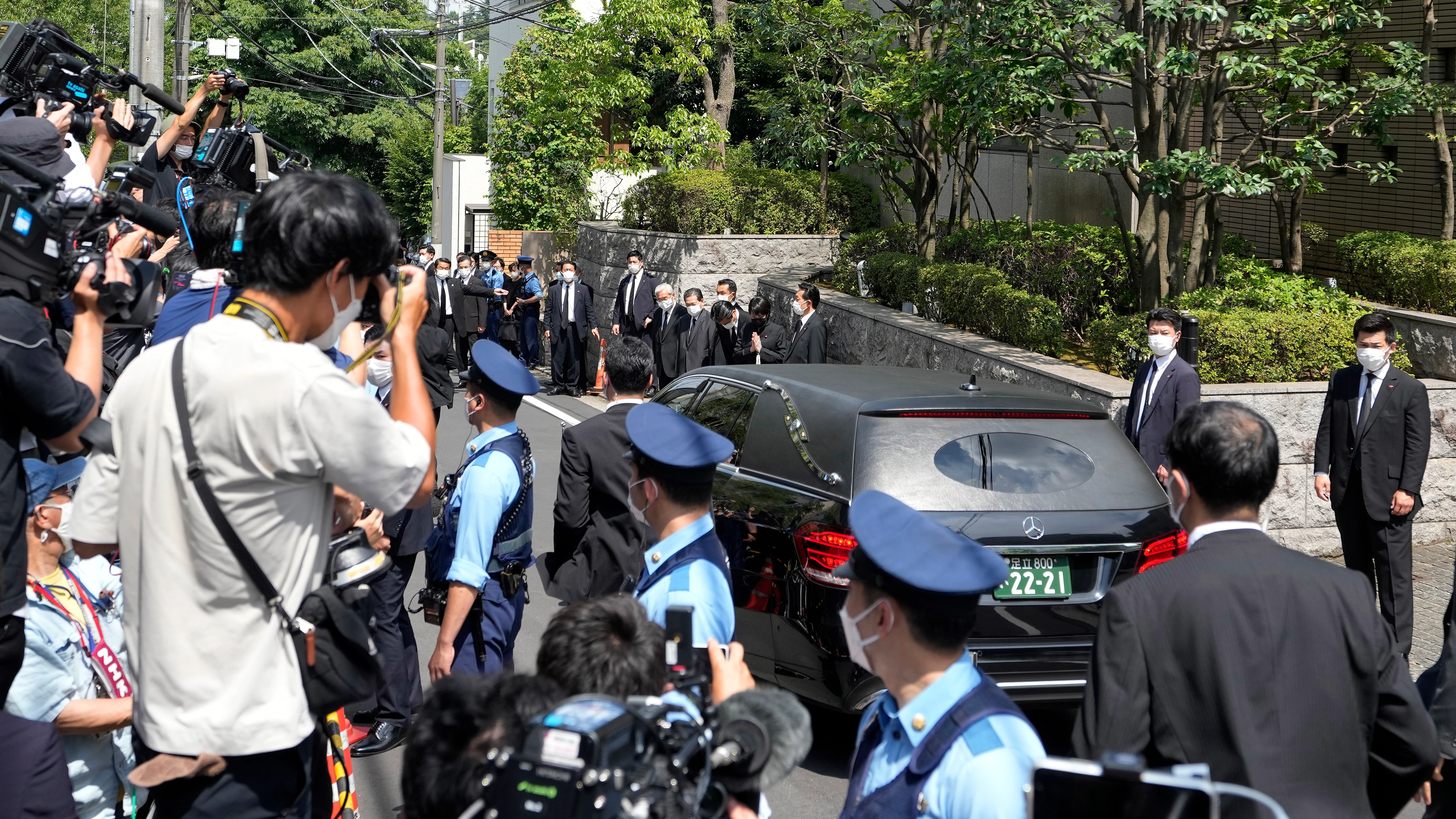 Un coche f&uacute;nebre que transporta el cuerpo del asesinado ex primer ministro japon&eacute;s Shinzo Abe llega a su residencia en Tokio