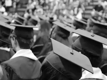 Una estudiante latina se gradua en la secundaria y la universidad al mismo tiempo Una estudiante latina se gradua en la secundaria y la universidad al mismo tiempo