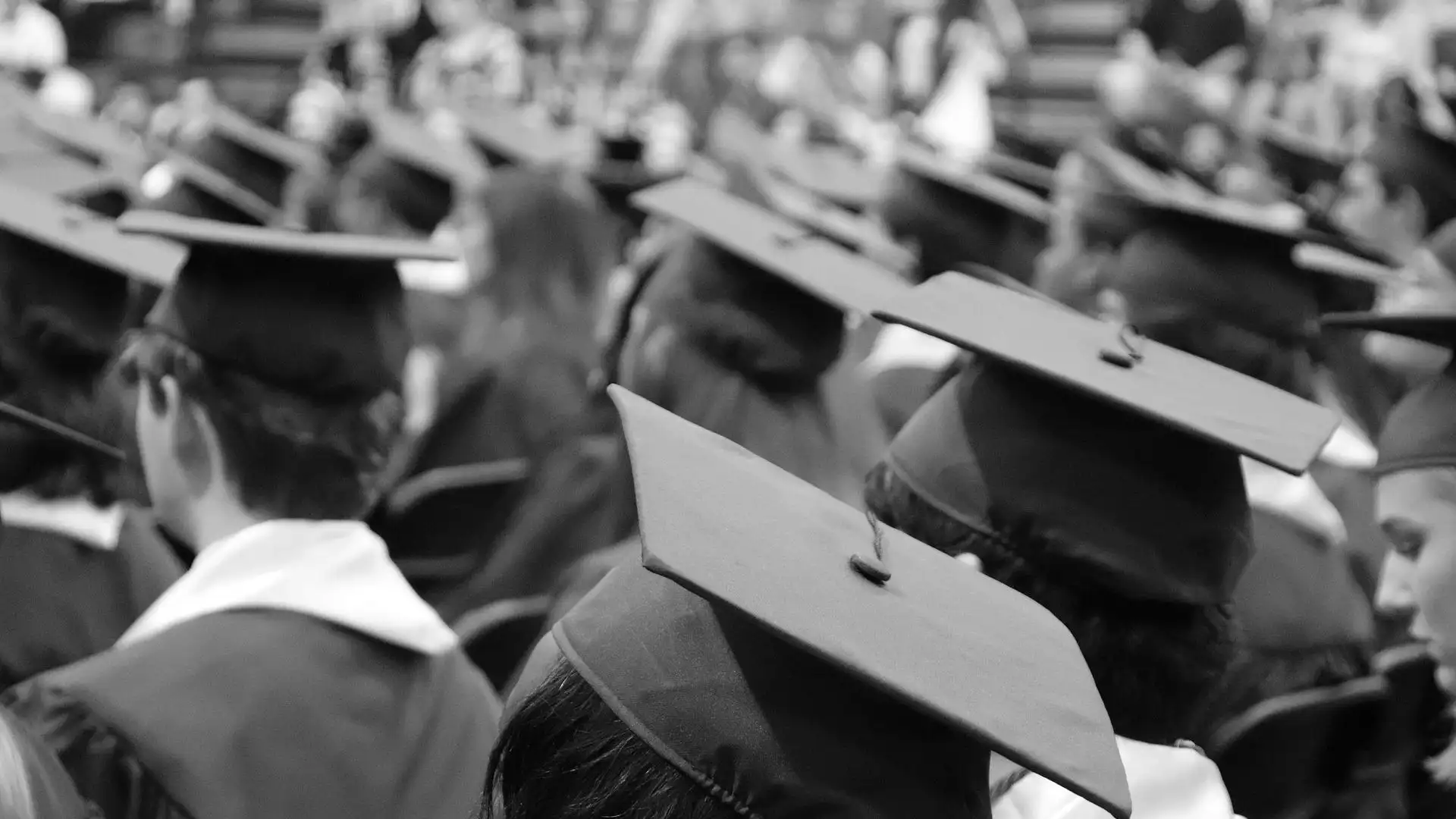 Una estudiante latina se gradua en la secundaria y la universidad al mismo tiempo Una estudiante latina se gradua en la secundaria y la universidad al mismo tiempo