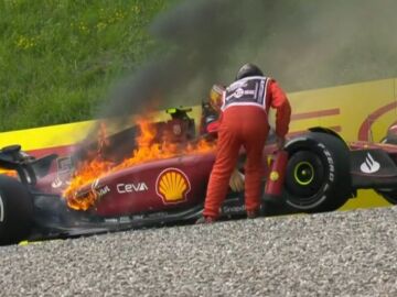 El monoplaza de Carlos Sainz ardiendo tras un fallo en el motor