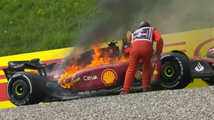 El monoplaza de Carlos Sainz ardiendo tras un fallo en el motor