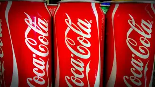 Imagen de archivo de tres latas de Coca-Cola